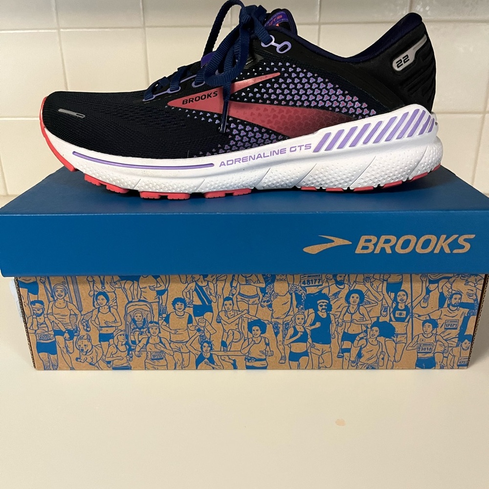 Women’s Brooks Adrenaline GTS 22 Running Shoes size 9 M